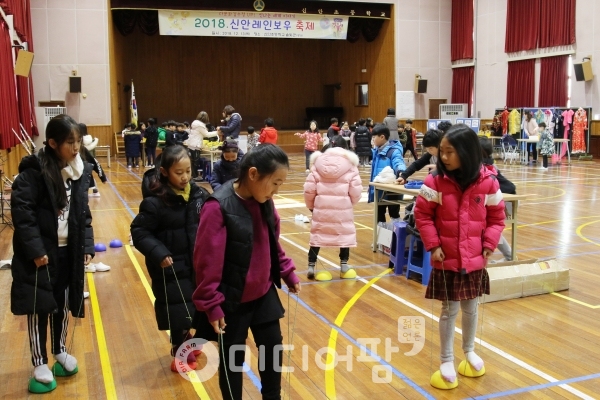 지난 12월 13일 산청군 신안초등학교에서 ‘다문화감수성 UP! 신나는 세계이야기’를 주제로 2018 신안레인보우축제를 개최했다.
