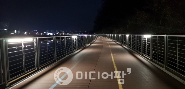 진주 주약동 망성교에서 가호동 남부산림연구소간 1.2km 구간에 자전거도로 조명 설치 공사가 완료됐다.