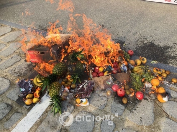 지난 19일 농민들이 전남 담양농협 판매장에서 수거한 수입농산물들을 태워 응징하고 있다. 사진=전국농민회총연맹 광주전남연맹 제공.