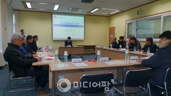 진주시는 지난 3일 택시업계 대표자 15명이 참석한 가운데 간담회를 개최해 정촌지역 복합할증 해제와 할증지역 자동인식장치 설치를 결정했다.