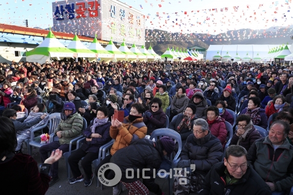 산청군 지리산산청곶감축제의 관광객 수와 매출액이 작년 대비 큰 폭으로 증가했다.