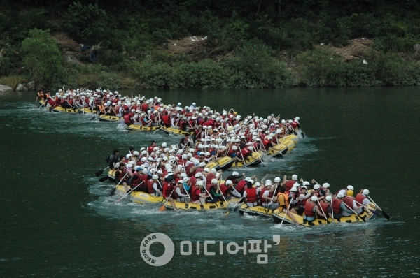 한때 경호강엔 한해 30만 방문객이 오기도 했다.