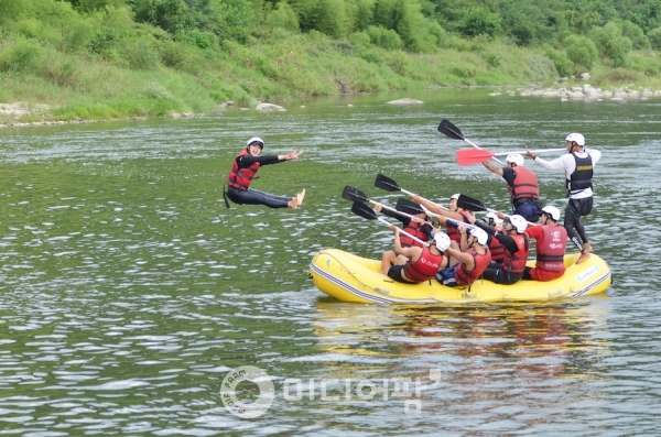 주요 구간에 포토존을 두고 있는 사람과 바다는 고객들에게 추억을 선물한다.