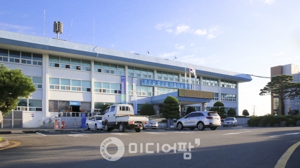 합천군에서는 소상공인의 수수료 부담을 줄이기 위해 '제로페이' 가맹점을 모집하고 있다.