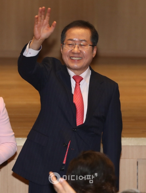 홍 전 대표가 30일 오후 여의도 교육공제회관에서 자신의 저서 '당랑의 꿈' 출판기념회를 열고 자유한국당 당권 도전을 공식 선언했다.