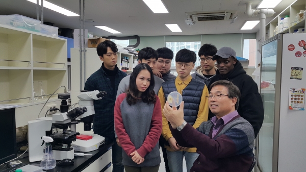 전남대 김길용 교수가 대학원생들에게 GCM의 병원성 곰팡이 방제에 대하여 설명하고 있다.