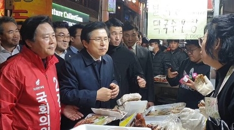황교안 자유한국당 대표가 4‧3 국회의원 보궐선거를 앞두고 ‘PK 텃밭’ 다지기에 나섰다.