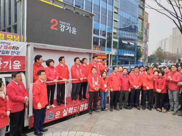 창원성산 한국당 강기윤 후보의 지지도가 지난 여론조사보다 약 6% 오르며 가파른 상승세를 보이고 있다.