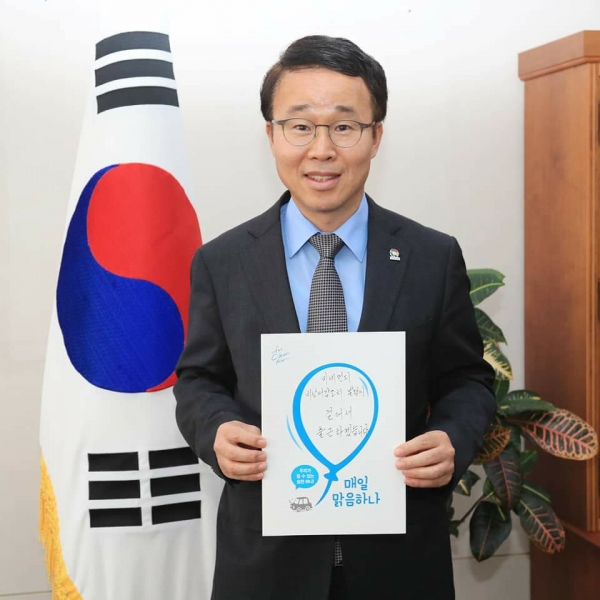경남도가 전국 최초로 미세먼지 저감을 위한 소셜 릴레이 캠페인을 시작했다. 첫 주자는 박성호 경남도지사 권한대행을 비롯한 66명의 단체장이다. 박 권한대행은 다음 주자로
