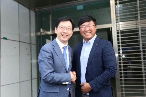 5일 본지 본부장에 위촉된 권보성 전 경남 4H 연합회 회장.(사진 오른쪽)
