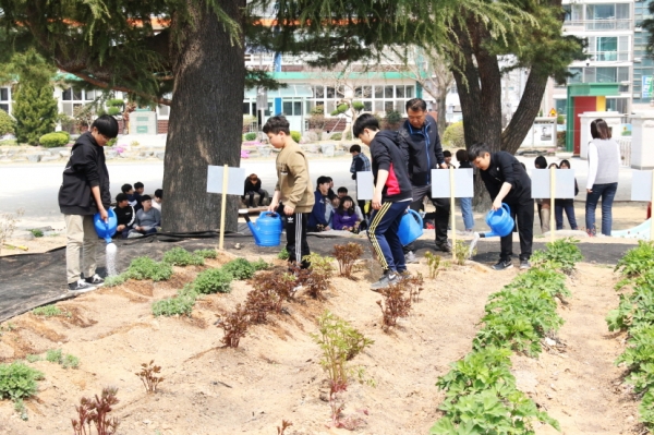 산청 신안초등학교는 지난 5일 전교생과 함께 '약초사랑 텃밭 다지기의 날' 행사를 실시했다.