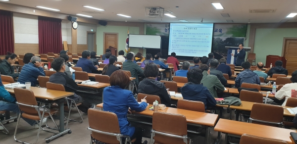 진주시에서 실시하는 원예작물 기초 교육(재배기술)을 받고 있는 새내기 농업인들.