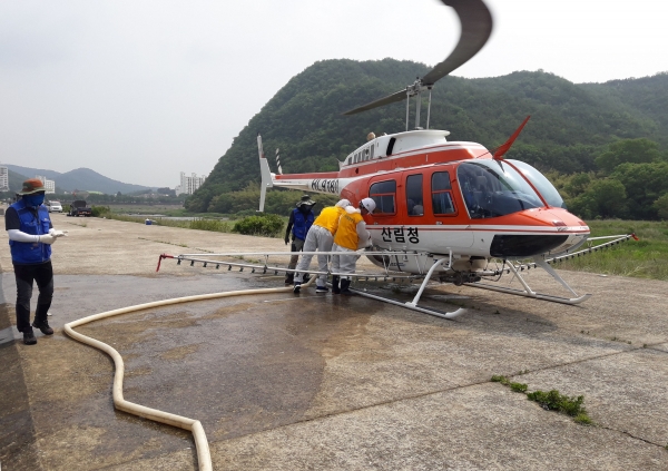 산청군은 소나무재선충병 매개충인 솔소염하늘소의 우화시기에 따라 항공방제를 실시한다.