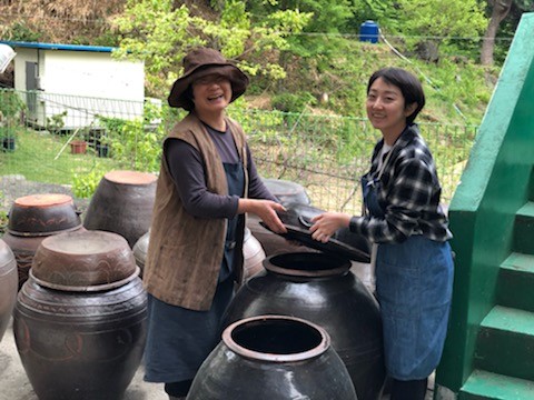 조경남, 조은새 모녀는 지리산 초입에 위치한 황금능선발효원에서 감식초 등 천연발효식초를 만들고 있다. 모녀가 만드는 발효식초의 종류만해도 11가지나 된다.