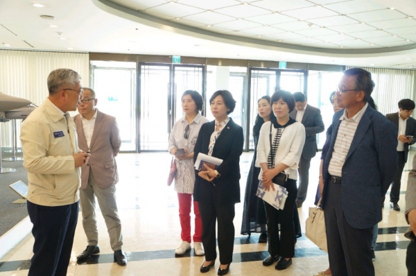 더불어민주당 진주을지역위원회가 지난 15일 한국항공우주산업(KAI)를 방문해 에비에이션센터 등 산업현장을 둘러보고 있다.