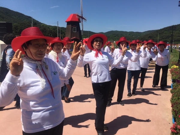 하동 북천에서 열리는 꽃양귀비 축제 프로그램의 일환으로 마련된 이번 라인댄스 퍼포먼스는 관내 13개 읍․면의 평생학습 프로그램에 참여하는 군민들로 구성됐다.