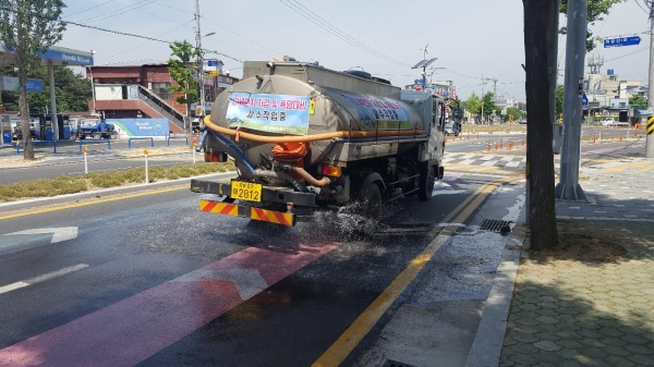 지난 20일, 재(再)비산먼지 저감을 위해 살수차를 운행하고 있는 모습이다.