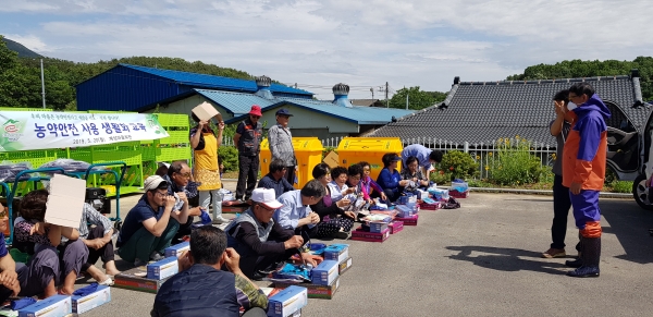 지난 20일 농민들이 농약안전 보호구 착용요령을 배우고 있다.