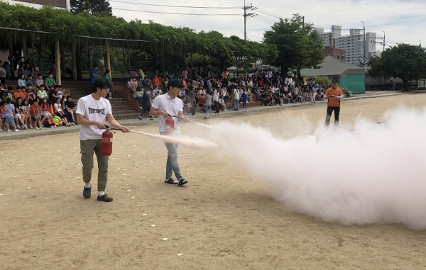 창원 동읍 소재 신방초등학교 학생들이 소화기 사용법을 배우고 있다.