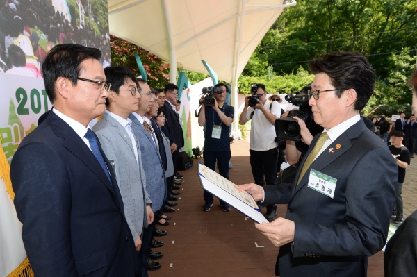 한정우 창녕군수(좌측)가 조명래 환경부장관으로부터 대통령 기관표창을 수상하고 있다.