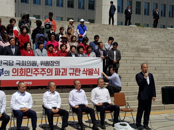 박대출 의원은 지난 5월 1일 4당의 선거제 개혁법안 패스트트랙 지정에 반발해 삭발을 감행했다.