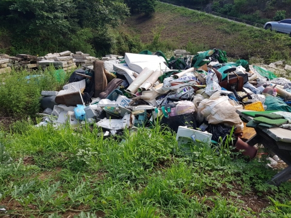 진주 내동면에서 골프연습장과 유명 식당 등을 운영하고 있는 ‘성지원’이 농장 인근 부지에 건설폐기물을 비롯한 각종 생활쓰레기를 수년간 무단 투기·방치해 온 것으로 드러났다.