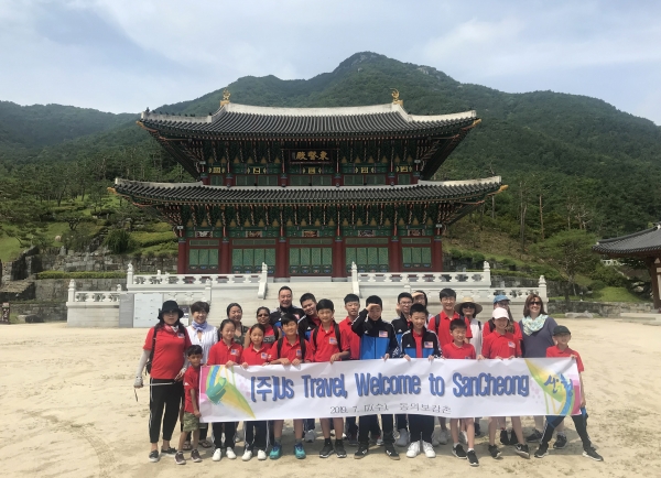 산청 동의보감촌을 방문한 미국 단체관광객 30여명이 기념사진을 촬영하고 있다.