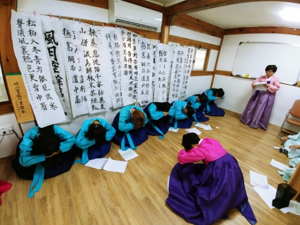 산청 지역 청소년들이 산청향교에서 운영하는 인성·예절 함양 프로그램에 참가해 향교의 역사와 에절을 주제로 동영상 시청, 골든벨 퀴즈 등 다양한 활동을 체험했다.