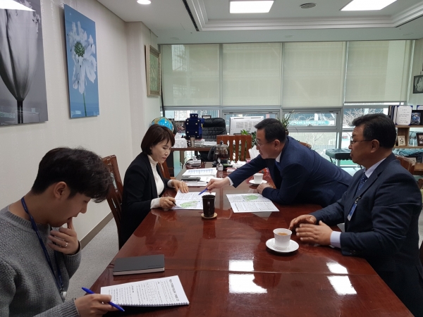 강 시장이 국비확보 차원에서 방문한 전현희 의원 사무실.