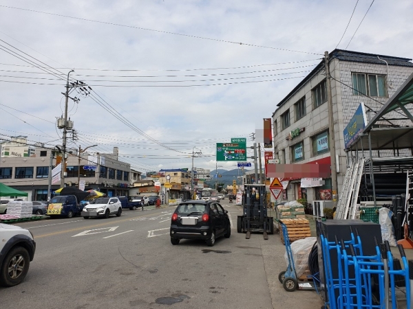 산청군 번화가 전경. 산청군 소재 일부 업체들이 신용카드와 현금 결제 가격을 다르게 측정해 논란이 되고 있다.