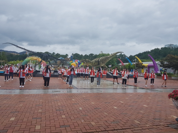 고성군 청소년나누go봉사단은 지난 15일, 회화면 당항포관광지에서 청소년 40여명이 참여한 가운데 ‘나라사랑 캠페인’을 펼쳤다.