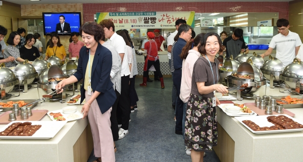 한국생활개선경상남도연합회에서는 쌀의 날(8.18.)을 맞아 우리 쌀의 우수성을 알리고 소비 촉진을 유도하기 위해 ‘우리 쌀 소비촉진 행사’를 개최하여 대대적인 홍보에 나섰다.