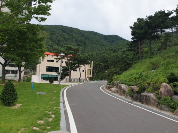 산청군 동의보감촌 내 H호텔이 (사)한국임업후계자협회 산청군협의회와 식대 1960만 원 중 1000여만 원에 대한 이견차를 좁히지 못해 호텔 이미지 추락을 자초했다는 지적이다.