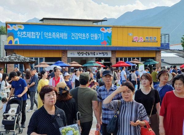 송대관, 유익종, 박진도, 현숙 등 가수들이 산청한방약초축제장을 찾는다.