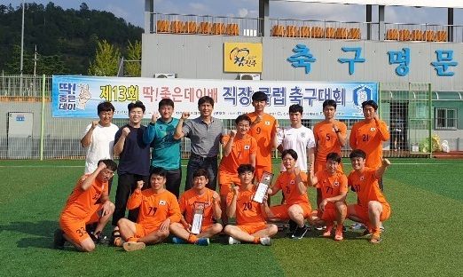 ‘제13회 딱 좋은데이배 직장부 축구대회’에서 진주소방서팀이 결승에서 진주시청팀을 물리치고 우승을 차지했다.