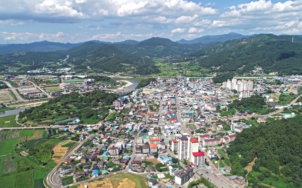 제1회 산청군민 화합한마당은 민간에서 의견을 제시해 군청의 적극적인 호응으로 탄생하게 되었다.