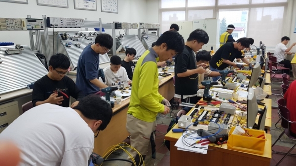 한국폴리텍대학 진주캠퍼스(학장 박문수) 스마트전기과는 제3회 국가기술자격 실기 응시자 전원이 합격하는 쾌거를 거두었다고 밝혔다.