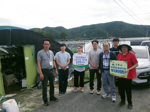 진주시는 전문가, 선도농가, 선도 청년농업인으로 구성된 모리터링단 2개 팀을 운영한다.