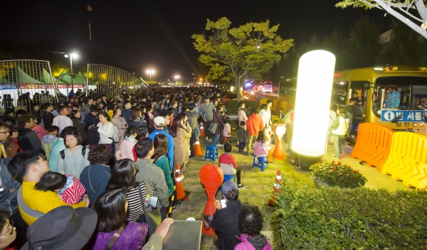 진주시는 10월 1일부터 13일까지 남강 일원에서 펼쳐지는 10월 축제가 막을 올린 가운데 첫 주말 연휴동안 맞춤형 특별교통대책의 완벽추진으로 교통체증 걱정 없는 축제장을 만들어가고 있다.