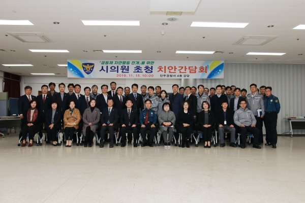 폴리텍대학 진주캠퍼스는 지난 15일 사천시, 고용노동부 진주지청 등 관계기관이 참석한 가운데 ‘항공기 부품 조립 실무자 양성’ 과정 수료식을 가졌다.