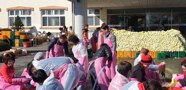 한국폴리텍대학 진주캠퍼스 교직원들이 지난 21일 산청복음전문요양원을 방문해 '사랑의 김장' 봉사활동을 실시하고 있다.