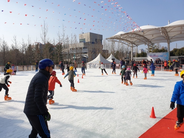 14일 진주시 초전동 야외스케이트장은 개장과 동시에 많은 진주시민들이 찾아와 가족과 함께 스케이트를 즐겼다. 사진=김시원 기자