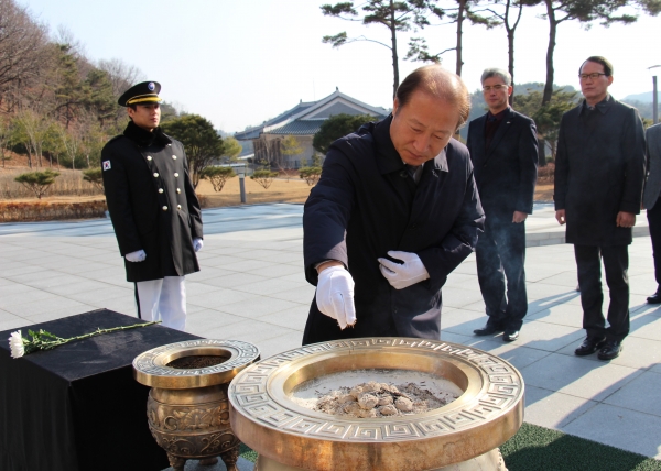 진주교육지원청 심낙섭 교육장과 직원들은 2일 시무식을 가지고 산청국립호국원을 방문해 참배를 올렸다.