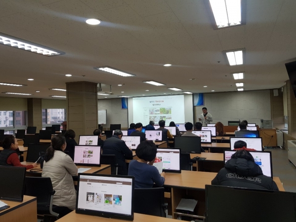 ‘블로그 품앗이’ 교육은 합천파머스 조합원 및 합천 농가 20명을 대상으로 블로그 전문강사인 ㈜미디어팜 김시원 대표 강의로 진행된다.