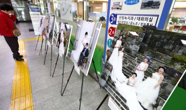 산청문화원이 지난해 10월 동의보감촌에서 촬영한 지역 내 실버세대들의 ‘리마인드 웨딩’ 사진을 대중에 선보이고 있다.