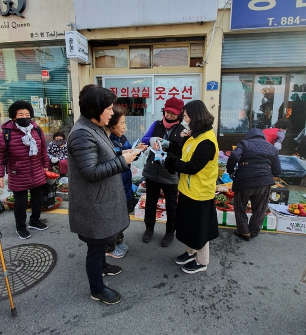 하동군은 신종 코로나바이러스 확산에 지역경제가 위축됨에 따라 지역 내 소상공인 경영활동을 지원하고 지역경제를 활성화하고자 ‘지역경제 긴급 안정대책’을 마련·추진한다고 7일 밝혔다.