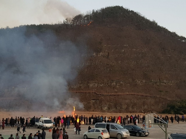 산청군 달집태우기 행사에서 산불이 발생했으나 강석진 국회의원 등을 비롯한 지자체 관계자들이 음주와 음식을 먹으며 행사 분위기를 즐긴 것으로 드러나 논란이 되고 있다.