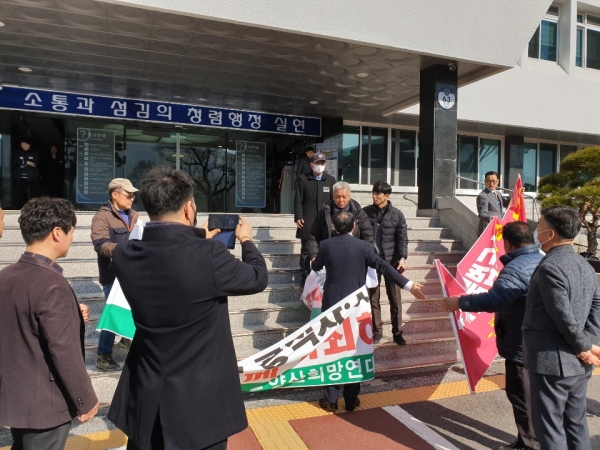 의령군이 의령군청 앞에서 ‘뇌물수수·공금횡령 등 혐의로 경찰조사를 받고 있는 오영호·이선두 전·현직 의령군수의 구속수사’를 촉구하는 집회를 막아서다 양산희망연대 및 의령지회 측과 충돌했다.