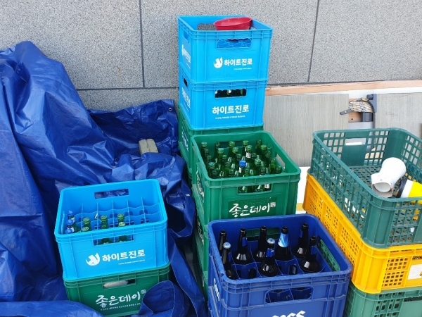 A축산이 오수방류로 과태료 처분을 받고 현재 개선기간에 있는 가운데 이번에는 불법 주류 제공 의혹에 휩싸여 감독기관의 단속이 절실한 상황이다.
