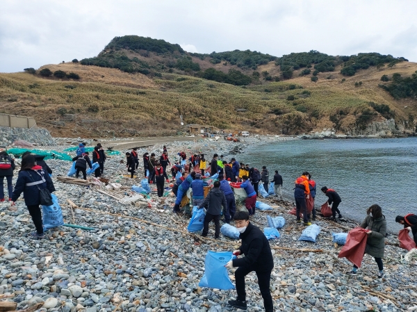 통영시(시장 강석주)는 욕지면 갈도 어업인 격려 및 해안변 대청소 행사를 개최하였다.